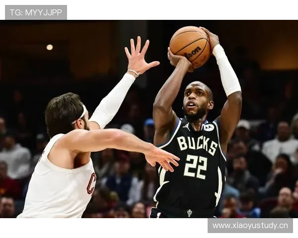 扬尼斯挡拆拉开防线助雄鹿效率提升明显，关键时刻得分爆发